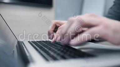穿灰色套头衫的人用他的<strong>笔记本</strong>工作，人`手在键盘上打字，人用<strong>笔记本</strong>，把手合上