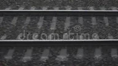 摄像机沿着铁路移动，铁轨在夜间移动。 <strong>无缝</strong>环。