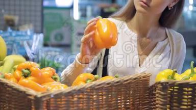 买家选择黄椒产品，把袋子放在<strong>蔬菜店</strong>里