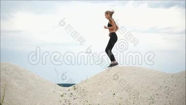 年轻女子积极参加<strong>体育比赛</strong>，她沿着桑迪公园跑步