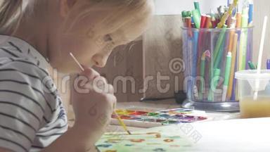 十几岁的女孩在家里从事创意，在房间的一张<strong>桌子</strong>上画水彩。 幼儿绘制<strong>俯视</strong>图.. 艺术作品