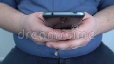 懒惰的胖子在智能手机里玩游戏，聊天朋友，久坐不动的生活方式