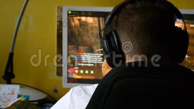青少年游戏玩家<strong>沉迷</strong>于玩电子游戏，在电脑屏幕前浪费时间，拖延时间