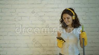 一个戴着拖把和手套的年轻女孩，随着你在耳机里听到的音乐跳舞。