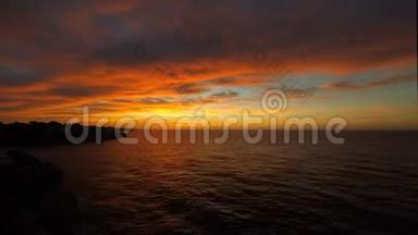 五彩云霞闪烁的日出的时间流逝。 西班牙马略卡岛。 夏季季节
