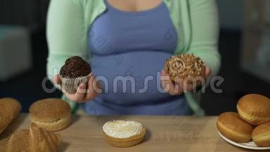 超重的女孩拿着松饼和甜甜圈，过量吃糖，患糖尿病的风险