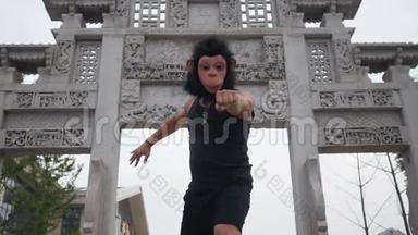 亚洲某地古寺前戴着猴子面具，装着傻笑的成年人
