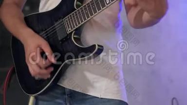 在乐队表演中，人们演奏电吉他