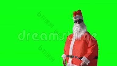 圣诞老人指着绿色背景上一个看不见的物体。