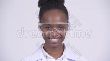 年轻漂亮的非洲女医生戴着防护眼镜