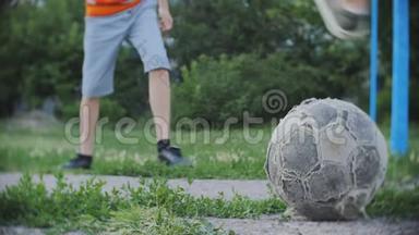 青少年在户外<strong>踢</strong>足球，男孩在公园里享受积极的爱好，慢动作