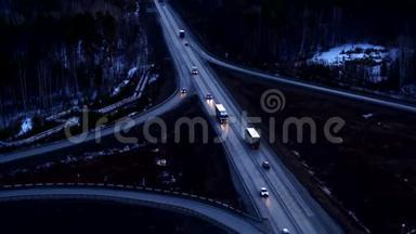 日落时乘坐巨大立交桥的卡车的鸟瞰图。