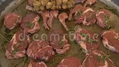 腌肉牛排和带迷迭香的骨头上的肉放在一个大圆煎锅上，土豆放在一个大圆煎锅上
