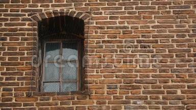 窗户上挂满了金属网，古老的砖墙，中世纪的监狱，囚禁