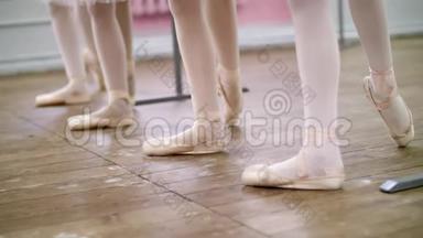 在芭蕾舞厅里，年轻的芭蕾舞演员用尖角的鞋子，特写镜头，表演芭蕾舞。