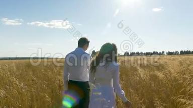 一男一女穿着白色西装，带着麦子沿着田野走着..