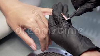 美甲师在美甲沙龙剪了女孩的指甲，现在给了她们一个表格。 内科足疗病人