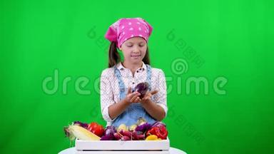 可爱，微笑，小<strong>农家</strong>姑娘出示一盒不同<strong>新鲜</strong>蔬菜，收获.. 在工作室的绿色背景上