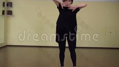 优雅的女孩在工作室练习芭蕾，表演舞蹈元素