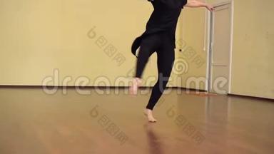 优雅的女孩在<strong>工作室</strong>练习芭蕾，表演<strong>舞蹈</strong>元素