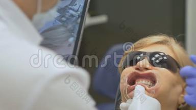 牙医在一个特殊的计算机程序加载到药片检查和<strong>调节</strong>咬。 带平板<strong>电脑</strong>的照片