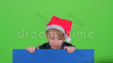 戴着帽子的少年站起来，双手握着绿色屏幕上的木板