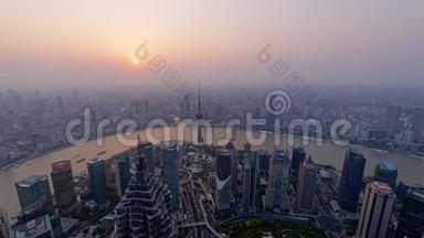 上海外滩从日落到夜晚的时间流逝，现代城市的空气污染，外滩天际线的鸟瞰
