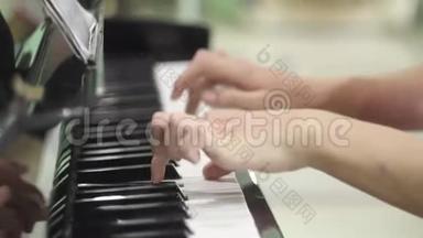 年轻人弹钢琴。 双手合拢 <strong>乐器</strong>上的练习。 键盘<strong>乐器</strong>。 萨尔费吉奥。 长长的手指