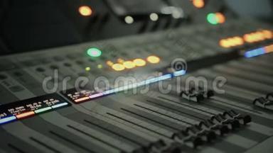 昂贵的音频混合控制台上的照明按钮、调节旋钮和着色器