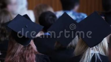 一群戴着头巾、戴着帽子的朋友，享受着节日的毕业典礼