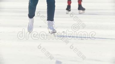 在溜冰场溜冰的花样滑冰`女孩的腿特写