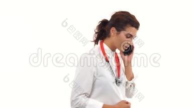 一位年轻医生在手机上说话和<strong>走路</strong>的肖像。 拥有听诊器和实验室的年轻医学专业人员