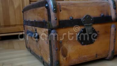 打开古董平顶后备箱。 大件行李。