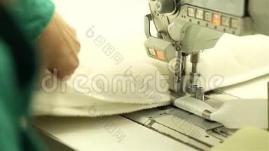 缝纫机关闭，女工在缝纫机前工作，女工在缝纫机后工作，针线活