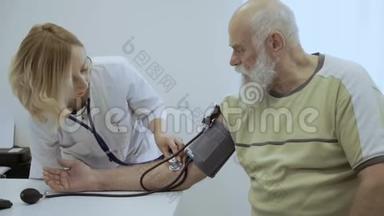 医生用机械眼压计和听诊器检查老年人脉搏