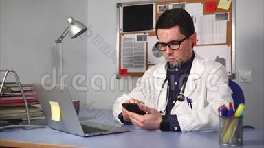 一位年轻的医生在私人诊所用手机检查X光照片