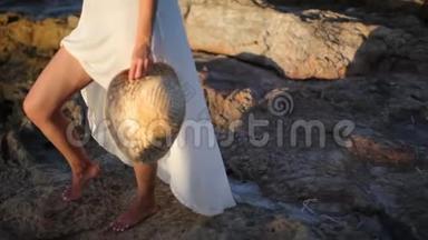 女孩站在海边的岩石海滩上。 <strong>身体部位</strong>。