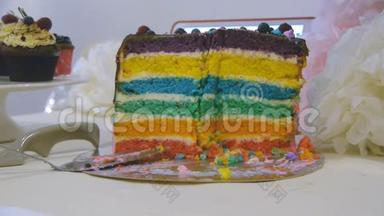 完成彩虹蛋糕与缺失的切片