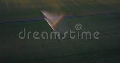 空中飞行在马球场上，用大喷头浇草，形成彩虹