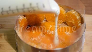 烹制<strong>橘色</strong>摩丝蛋糕的过程..