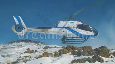 直升机降落在雪山上，<strong>掀起</strong>一大片雪云