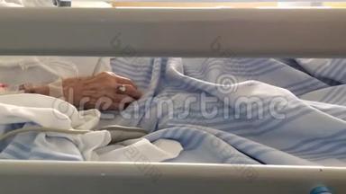 睡在医院病房病床上的老年病人