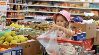商店里的<strong>小女孩</strong>选水果。杂货超市和<strong>购物</strong>车