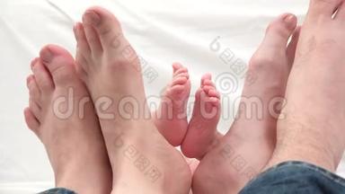 婴儿和父母的脚细节，<strong>脚掌</strong>舞蹈，概念，最安全的爱