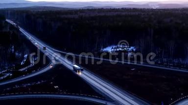 日落时乘坐巨大立交桥的卡车的鸟瞰图。
