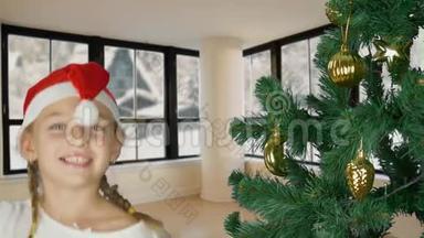 圣诞老人戴着红帽子在圣诞树旁跳舞的快乐少女。 快乐的年轻白种人女孩。 圣诞树。 客厅