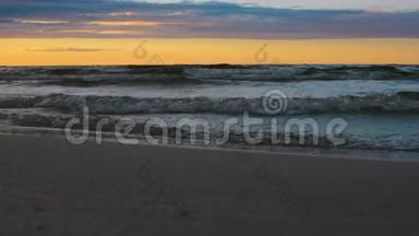 傍晚日落黄昏时分，在波罗的海、大西洋上掀起巨浪
