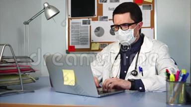 诊所的<strong>全科</strong>医生在笔记本电脑上填写病人`病史