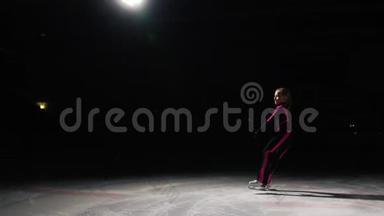 职业女滑冰手在冰鞋上移动，双腿向两侧展开。 摄像机跟着它移动。 <strong>延迟</strong>