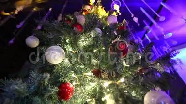圣诞树灯。 圣诞树，新年花环，闪烁的灯，圣诞灯。 新年`装饰品